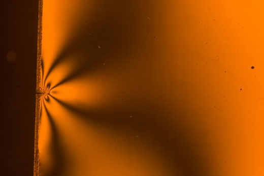 Image of a 0.75 mm crack under monochromatic light