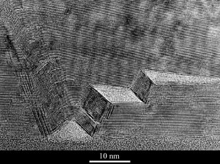 A high resolution transmission electron micrograph showing planes of atoms in Boron-Nitride <a href='/miclib/full_record.php?id=546'>Micrograph library 546</a>